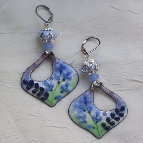 Ravissantes boucles d’oreilles en cuivre émaillé et perles en verre de murano