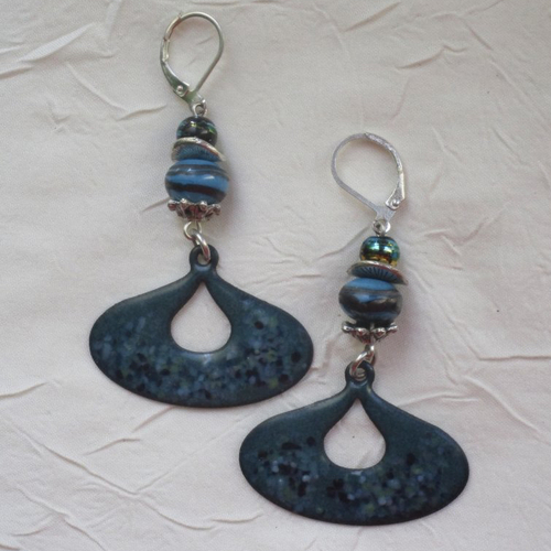 Ravissantes boucles d’oreilles en cuivre émaillé et perles en verre de murano