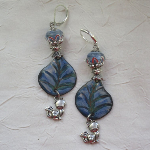 Ravissantes boucles d’oreilles en cuivre émaillé et perles en verre de murano