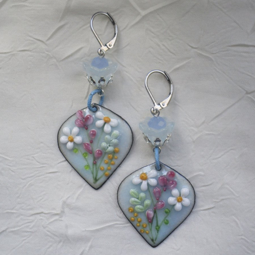 Ravissantes boucles d’oreilles en cuivre émaillé et perles en verre de murano