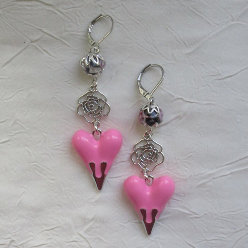 Ravissantes boucles d’oreilles en métal laqué  