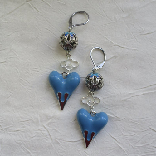 Ravissantes boucles d’oreilles en métal laqué  