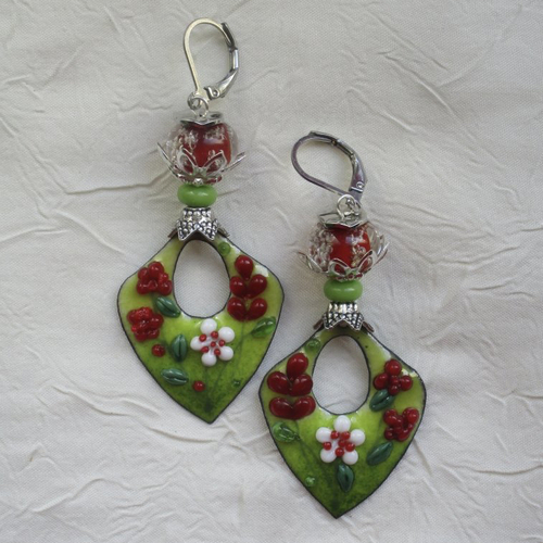 Ravissantes boucles d’oreilles en cuivre émaillé et perles en verre de murano