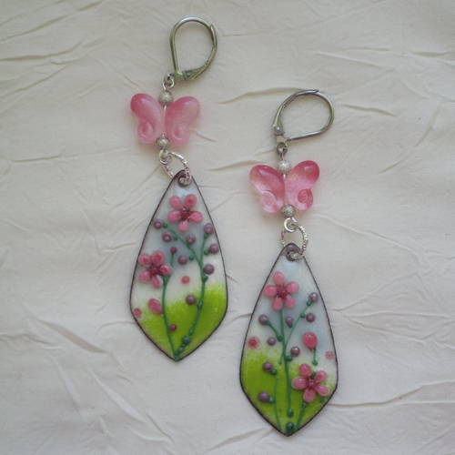 Ravissantes boucles d’oreilles en cuivre émaillé et perles en verre de murano