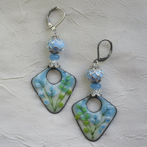 Ravissantes boucles d’oreilles en cuivre émaillé et perles en verre de murano