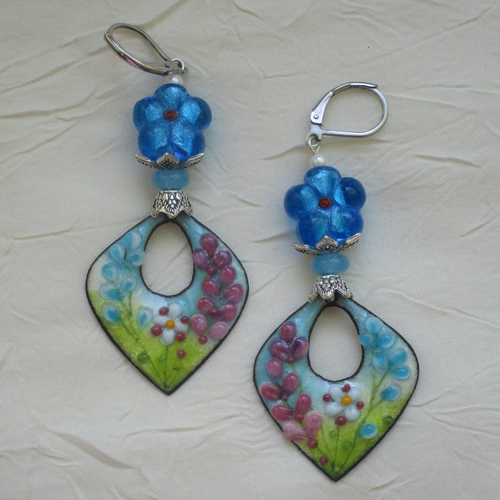 Ravissantes boucles d’oreilles en cuivre émaillé et perles en verre de murano