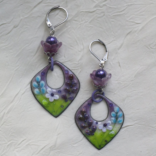 Ravissantes boucles d’oreilles en cuivre émaillé et perles en verre de murano