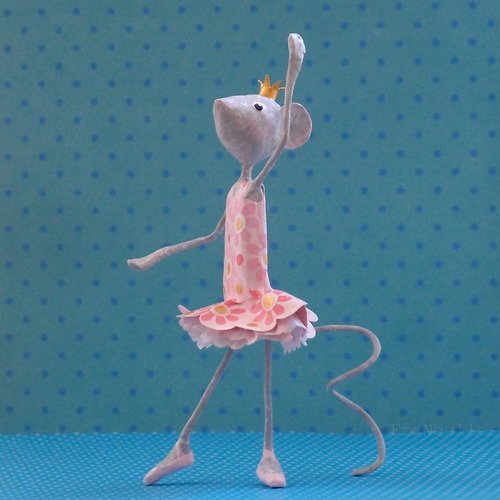Sculpture en papier mâché figurine souris danseuse "lila polka"