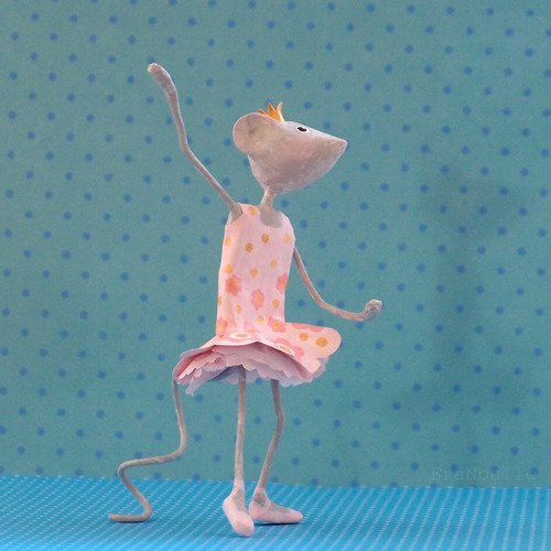 Sculpture en papier mâché figurine souris danseuse "lison petits bonds"