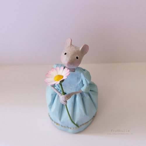 Figurine poétique petite souris en papier mâché "amélie"