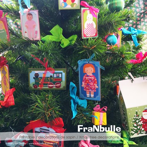 Kit diy à imprimer pour décoration de sapin à fabriquer en papier + boite cadeau en forme de maison. illustrations de jouets à imprimer.