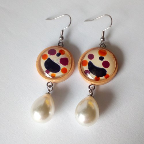Boucles oreilles pendantes peinture sur cabochon en verre, bois et crochets acier inoxydable avec breloque goutte nacre blanc