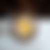 Verre peint artiste francaise pour cette jolie bague en laiton argente fleuri et cabochon rond 25mm jaune nacre blanc,fete anniversaire noel