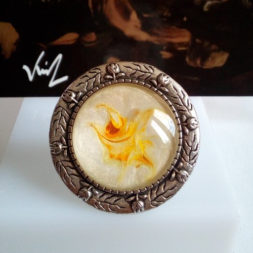 Verre peint artiste francaise pour cette jolie bague en laiton argente fleuri et cabochon rond 25mm jaune nacre blanc,fete anniversaire noel