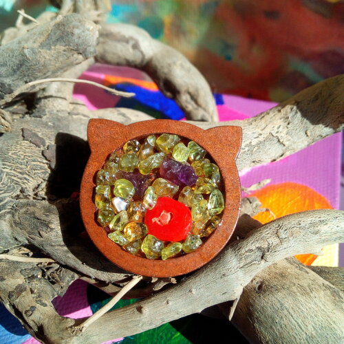 Broche peridot amethyste corail,chat en bois,pierres precieuses vert volet rouge,fait mains en france,cadeau fete anniversaire noel