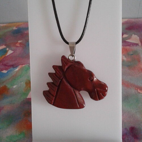 Pendentif cheval en pierre jaspe rouge,avec sa beliere en acier inoxydable