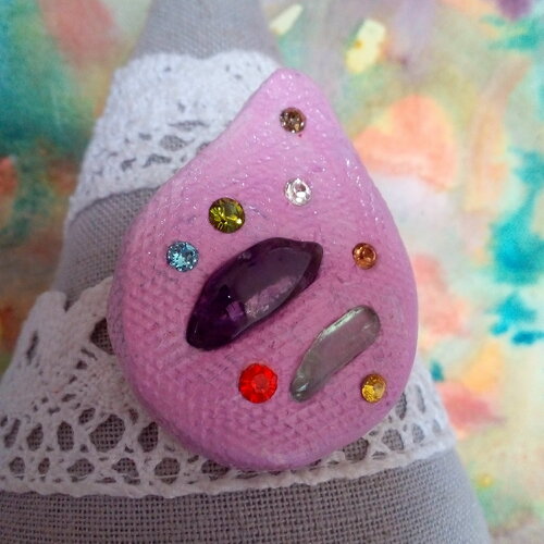Broche goutte ceramique avec amethyste et fluorite pierres precieuses et cristal swarovski,fait en france,cadeau fete anniversiare noel