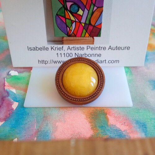 Broche ronde en bois fleuri avec cabochon rond calcite,quartz pierre fine precieuse,fermoir epingle ,fait mains en france