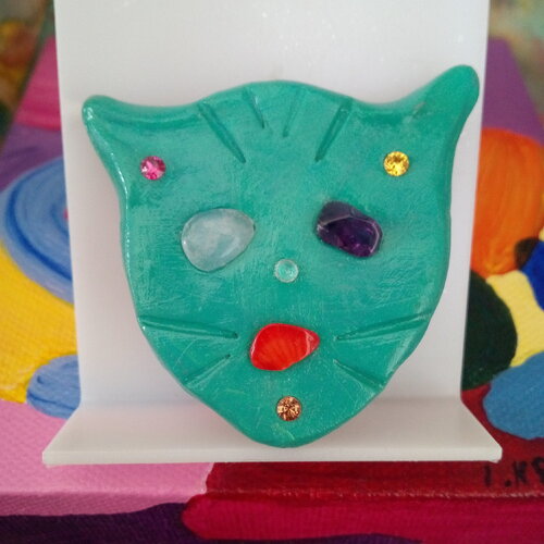 Broche chat ceramique peint avec pierre precieuse amethyste fluorite corail cristal,bijou signe artiste,fait mains en france,fermoir epingle