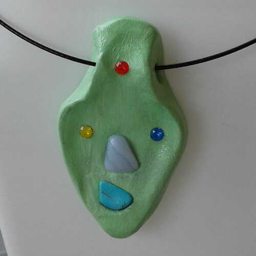 Pendentif visage vert,signature isabelle k,artiste peintre,turquoise agate cristal,bleu rouge jaune vert,fait mains en france