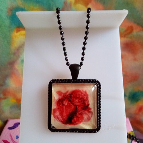 Verre peint,,pendentif carré laiton noir avec cabochon rouge sang et nacre blanc,fait mains en france,cadeau fete noel