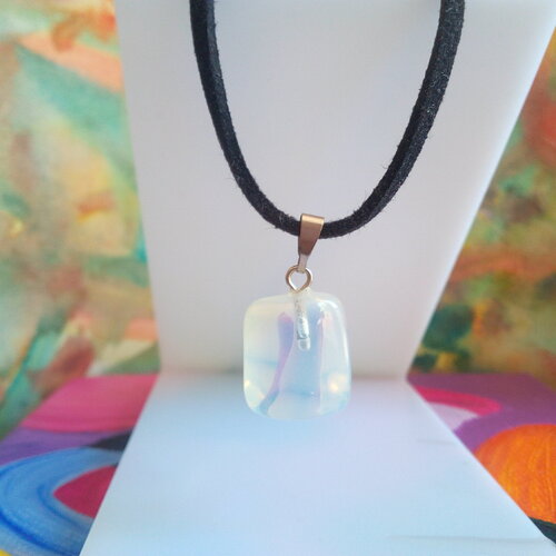 Pendentif opale pierre gemme blanche transparente forme rectangulaire avec cordon de velours noir,belière en acier inoxydable,fait mains