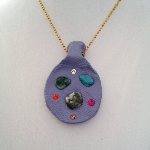 Pendentif oval mineral parme incrusté turquoise quartz dalmatien et vert cristal rose orange jaune fait mains en france bijou surrealiste