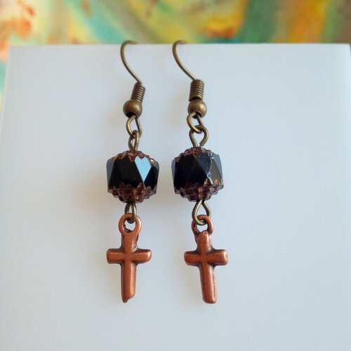 Boucles oreilles croix gothique et perles tonneaux noir baroque,fermoirs crochet laiton bronze,cadeau fete anniversaire noel,fait en france