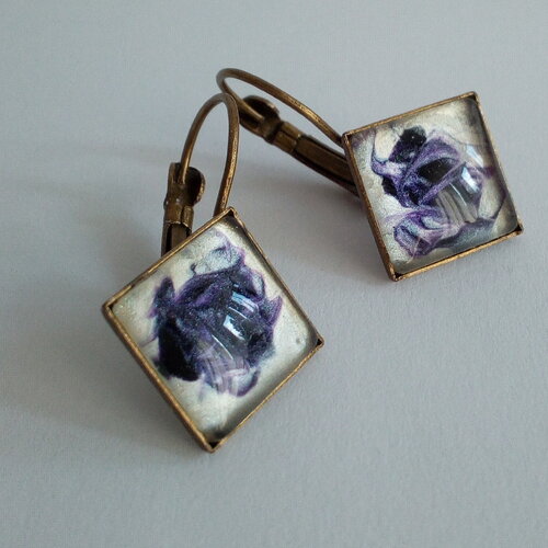 Boucles oreilles carrees laiton bronze avec cabochons en verre violet amethyste nacre blanc,fermoir dormeuses