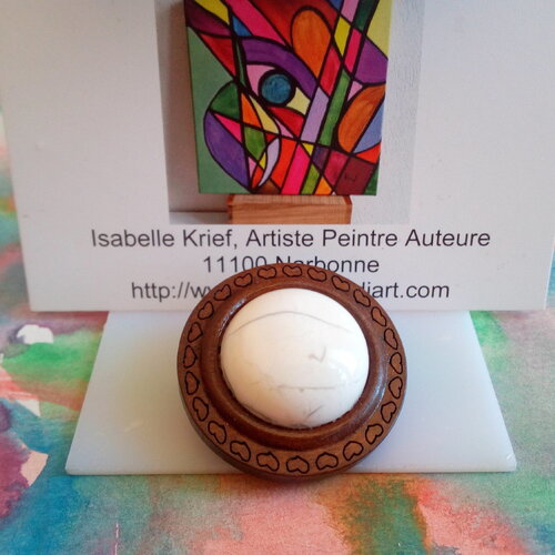 Broche ronde en bois avec motifs coeurs et cabochon howlite,pierre gemme blanche,fermoir epingle ,fait mains en france,cadeau fete