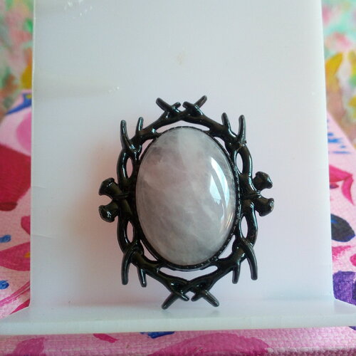 Quartz rose, broche laiton avec beau cabochon oval pierre fine,fermoir epingle,branches epines mystique,cadeau fete noel anniversaire