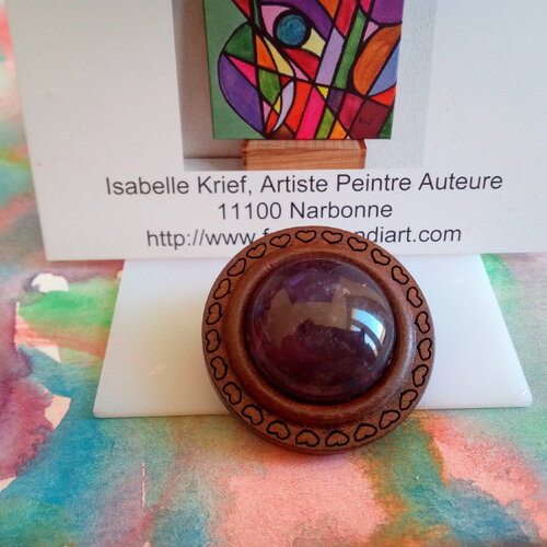 Broche ronde en bois avec motifs coeurs et cabochon amethyste,quartz pierre fine precieuse violet,fermoir epingle,fait mains en france