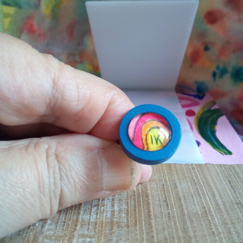 Bague peinture pop art, support bois avec cabochon en vert rond,aquarelle multiculeure,rose jaune orange bleu,bijou femme homme lgbt