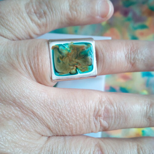 Bague chevaliere rectangle en laiton argente avec plateau peint art abstrait par artiste original,anneau ferme,fait mains en france