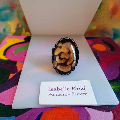 Peinture sur verre,bague ajustable avec cabochon ovale abstrait fleuri noir et or par artiste,fait mains en france,cadeau fete anniversaire