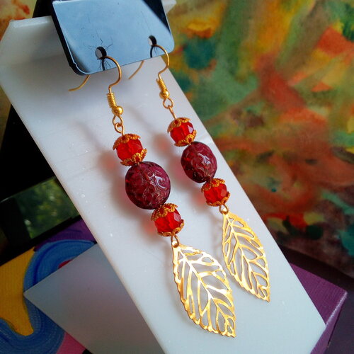 Boucles oreilles plaque or avec perles de verre rouge violine,breloques feuilles et fermoirs crochets,fait mains en france,cadeau fete
