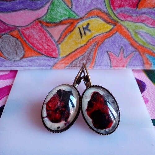 Peinture sur verre ,boucles oreilles dormeuses laiton avec cabochons ovales rouge noir nacre blanc,cadeau fete anniversaire noel