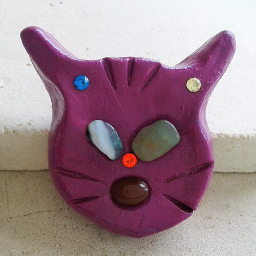 Broche chat en céramique avec incrustations de pierres precieuses quartz cornaline et de cristal autrichien,fermoir epingle,bijou signature