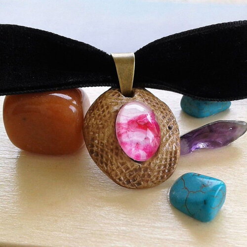 Fait mains en france,chocker velours noir,pendentif en argile avec cabochon peinture art abstrait fantastique,cadeau fete anniversaire noel