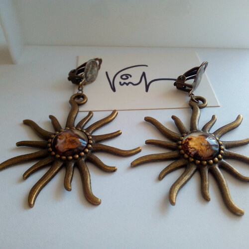 Clips oreilles,soleil astre lumineux,cabochons ronds en verre peint par artiste francaise,or marron nacre blanc