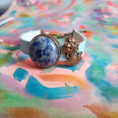 Sodalite,bracelet manchette ajustable en cuir vachette francais avec cabochon rond pierre gemme,camé femme en laiton,fait mains en france