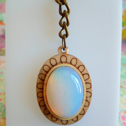 Opale,porte cle fleur en bois avec cabochon oval 18x25mm,chainette et fermoir laiton,fait mains en france,cadeau fete anniversaire noel
