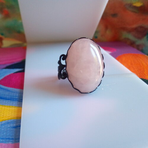 Quartz rose pierre fine precieuse,bague laiton noir et cabochon oval 18x25mm,anneau filigrane fleur lys royal,cadeau fete anniversaire noel
