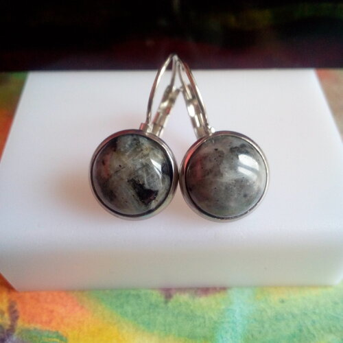 Larvikite,boucles oreilles dormeuses rhodiées,cabochons ronds,quartz magma norvegien,fait mains en france,cadeau fete anniversaire noe
