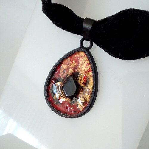 Peinture fluide artiste francaise pendentif goutte art abstrait rouge poudre or avec pierre onyx noire et tour de cou chocker velours noir