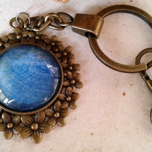Porte cle , laiton fleuri art nouveau, cabochon en verre rond,aquarelle originale bleue,fait mains en france,cadeau fete anniversaire noel
