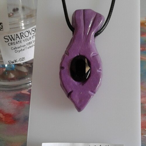 Pendentif ceramique peint violet avec cristal noir swarovski ,cordon noir,cadeau fete anniversaire noel