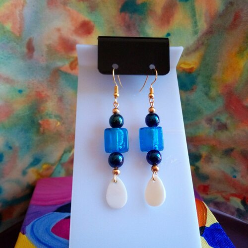 Boucles oreilles plaque or avec perles lampswork fil argent et breloque gouttes nacre blanc,fermoir crochet oreille percee,cadeau fete noel