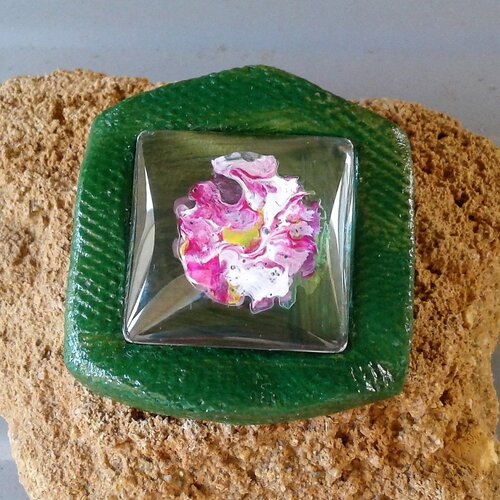 Broche art deco,cabochon carré,verre peint,art nouveau,rouge blanc rose vert,fleur boheme gothique,epingle