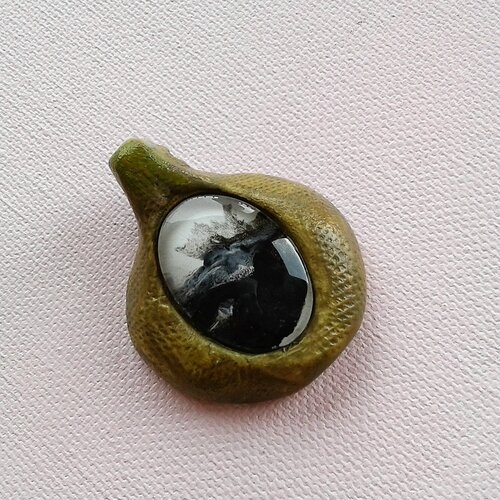 Pendentif oeil de serpent en argile naturel peint avec cabochon ovale surrealiste, bijou pour lui, à porter avec un cordon ou une chaîne